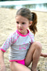 T-shirt Maillot de bain gris et rose anti uv "Girls Power" pour enfant fille avec protection solaire UPF50+ et motif étoile