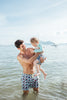 Short maillot de bain anti uv pour bébé et enfant garçon avec motifs flamants roses, offre une protection solaire UPF50+ et qui peut s'assortir avec le short de bain anti uv du père